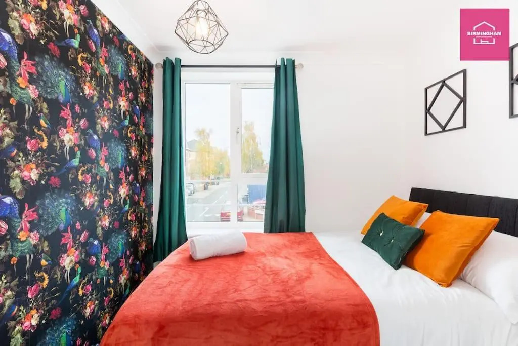 Modern 5 Bedroom Townhouse By City Centre & JQ - 9 Separate Beds, 2 Baths and Parking