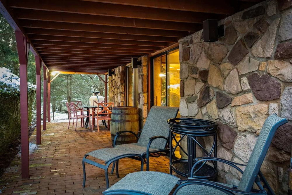 Poconos Speakeasy Hot Tub Dog-friendly Near Ski