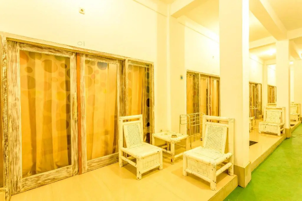 OYO 1324 White House