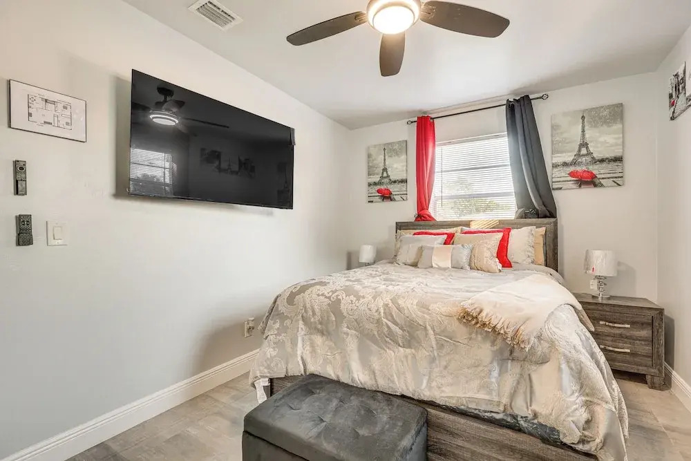 3 Mi to Port Everglades: Modern Getaway w/ Yard