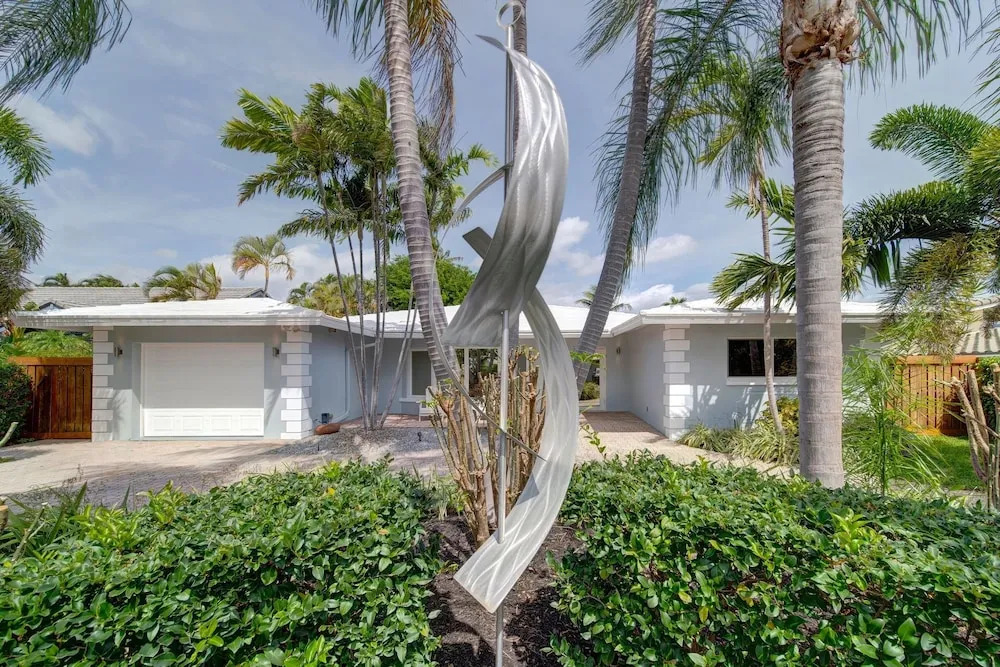 Upscale Modern Beach W/ Saltwater Pool 3 Bedroom Home