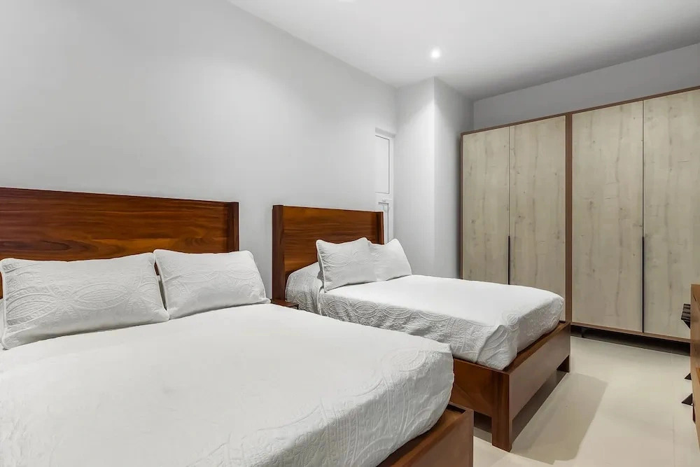 Modern Condo With Breathtaking Views, Infinity Pool, and en Suite Bedrooms