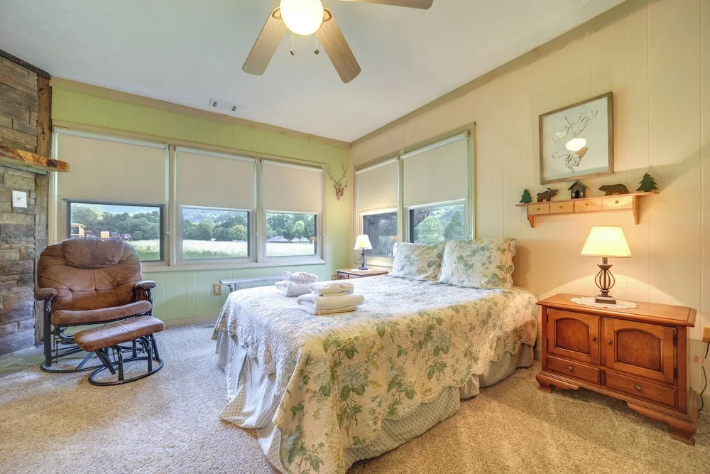 'campbell Retreat' in Maggie Valley w/ Deck!