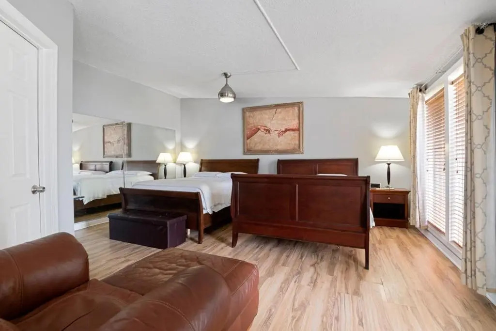 Luxury Waterfront Pool House 7 mins to TIAA Bank Field