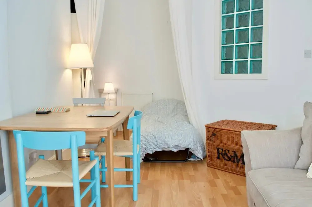 1 Bedroom Ground Floor Flat In Stockbridge