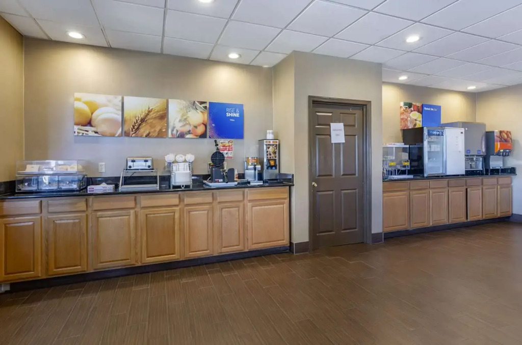 Comfort Inn & Suites Raphine - Lexington near I-81 and I-64