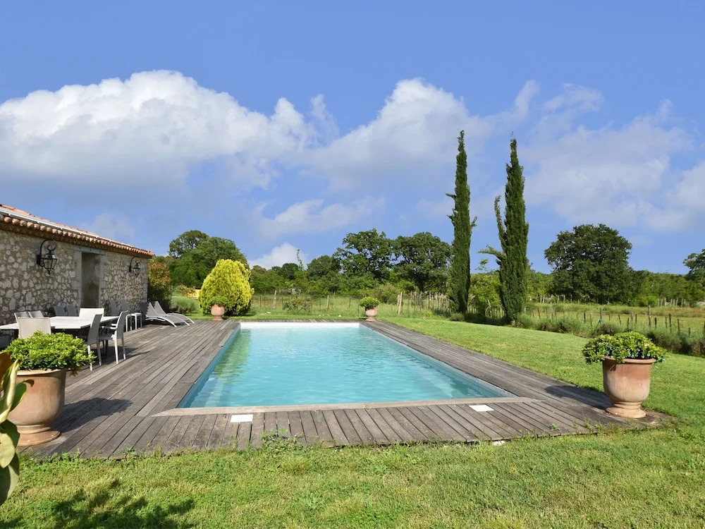 Spectacular Villa in Viols-en-laval With Swimming Pool