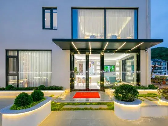 Haikuoyunshen·Super first-line sunrise sea view pool holiday villa (Xiaowushitang Branch)