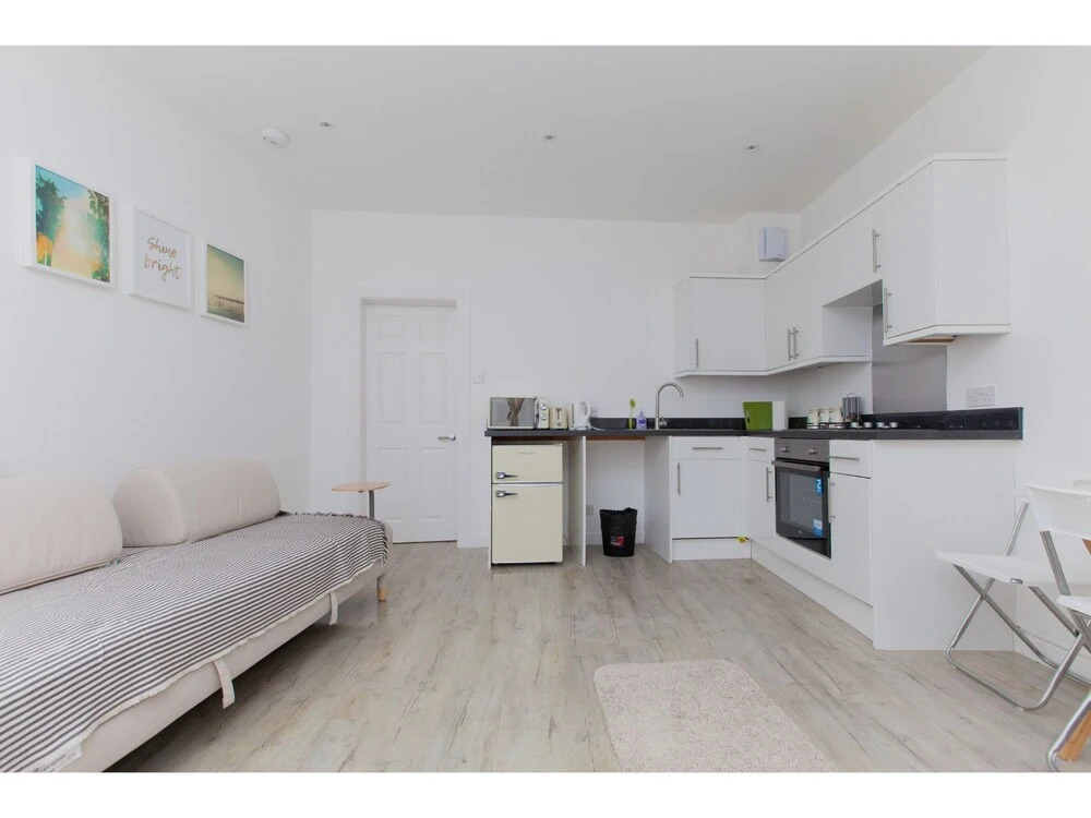 Bright 1BR Main Door, Festival, Apartment for 3