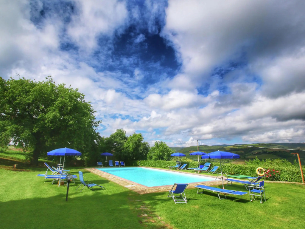 Farmhouse with pool, views