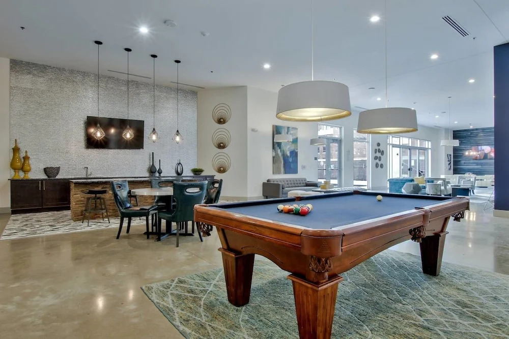 High End Old Town Loft + Pool + Clubhouse