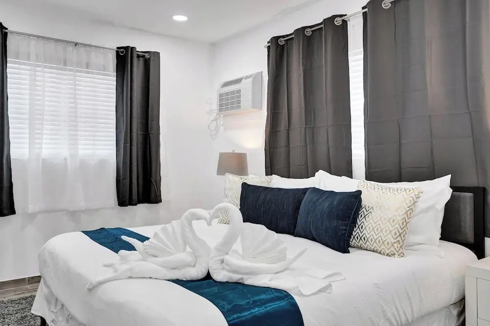 Renovated Apt -unit #3 / Close to Beach w/ Parking