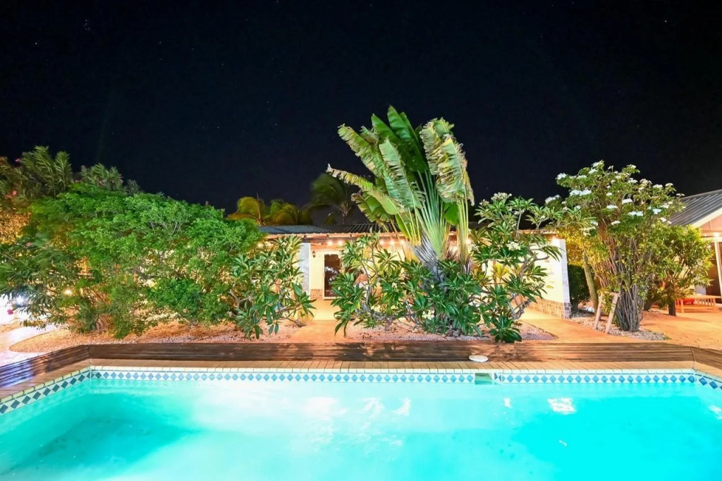 White Beach Apartments Palm Beach