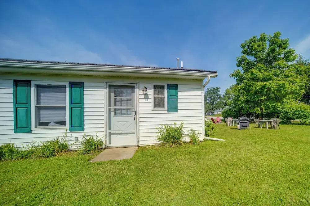 Charming Cottage w/ Yard u003c 1 Mi to Lake Erie