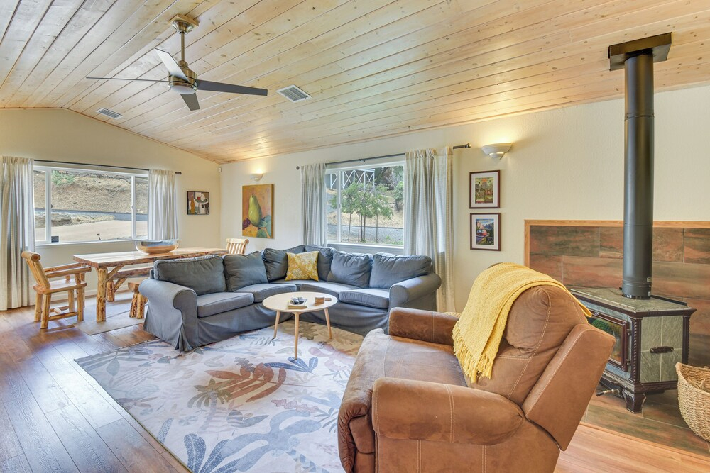 Gateway to Yosemite: Group-friendly Groveland Home