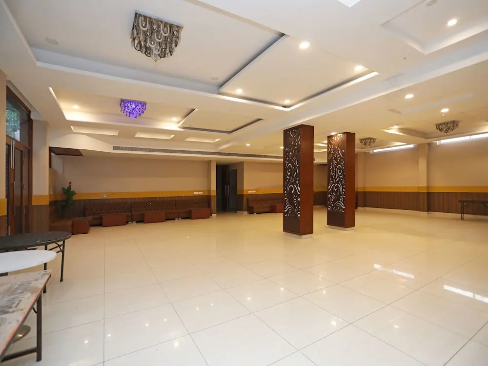 OYO 9532 Hotel Q-Cent