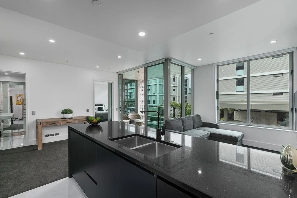 QV Upscale Modern Apt with Parking -965