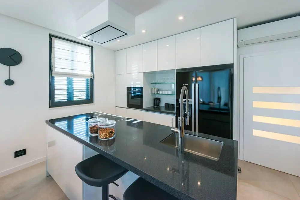 Bright Luxurious 3 Bedroom Home With Sea View near Old town