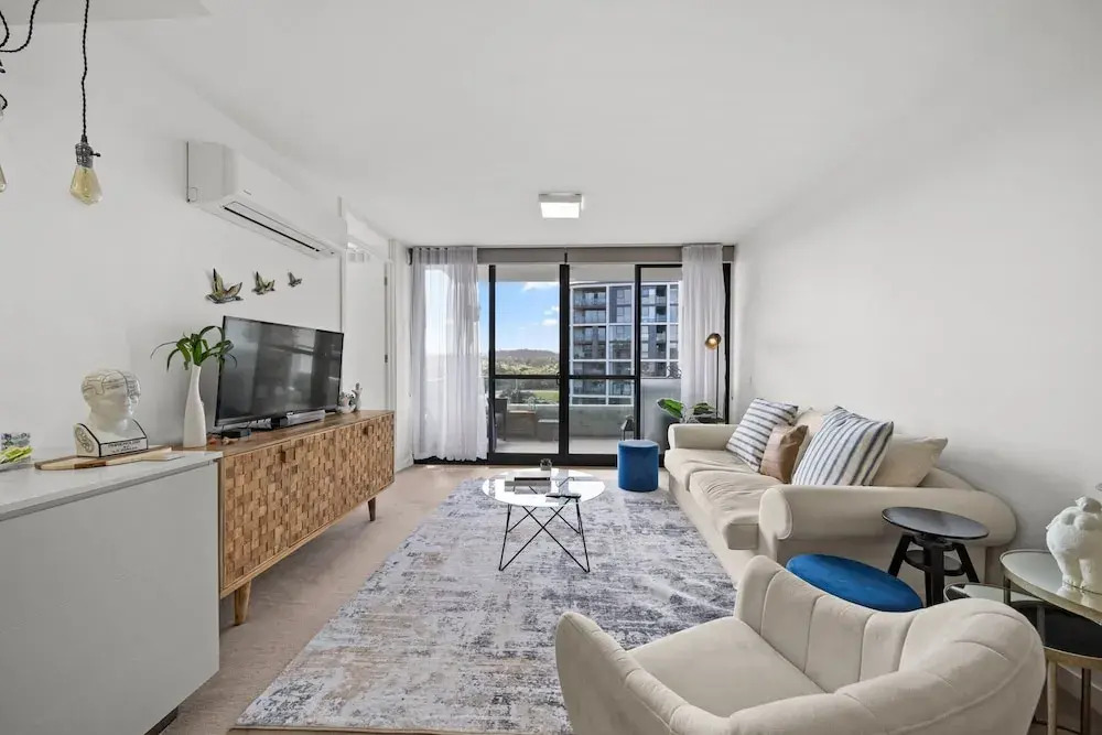 Elegant 2-bed With Pool, Alfresco Dining & Balcony