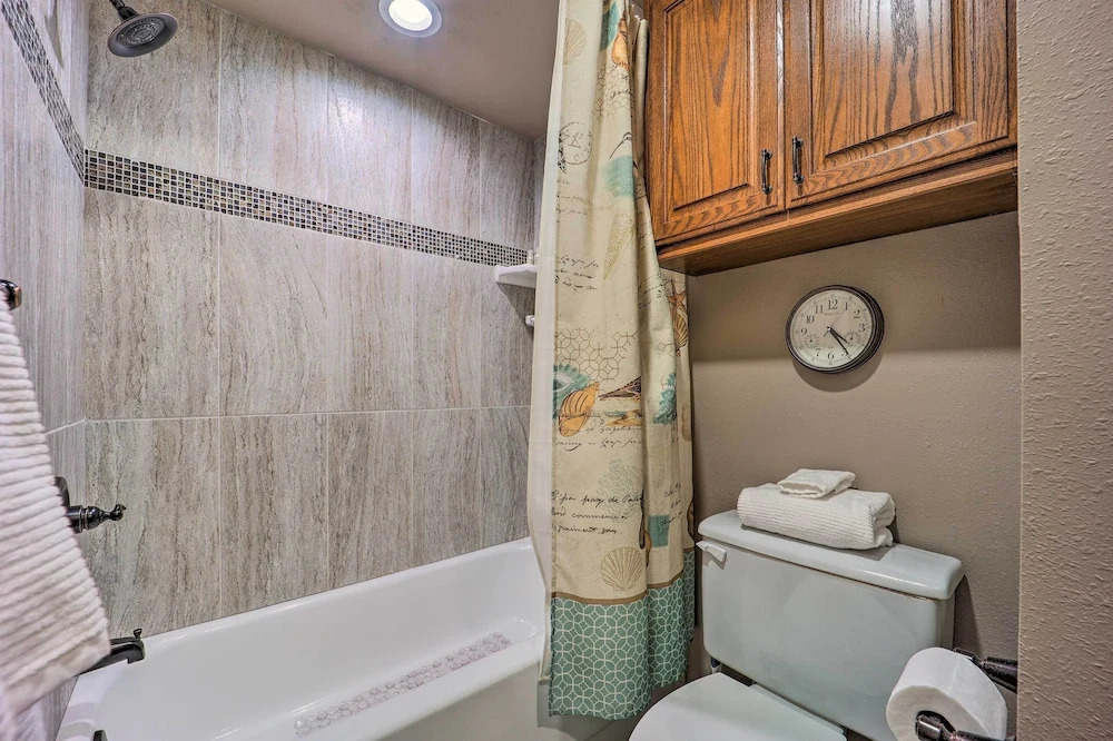 Golf Course & Lake Views: Cozy Afton Condo!