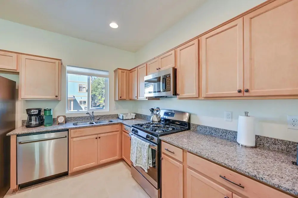 2 Mi to Dtwn Flagstaff: Home w/ Balcony!