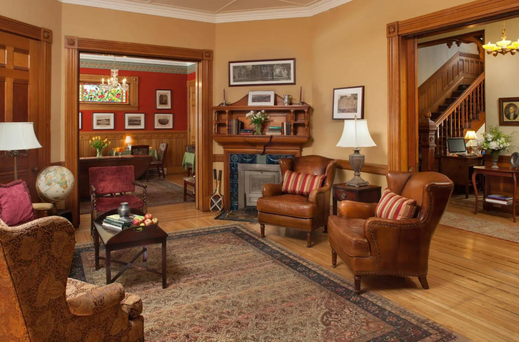 Lang House on Main Street Bed & Breakfast