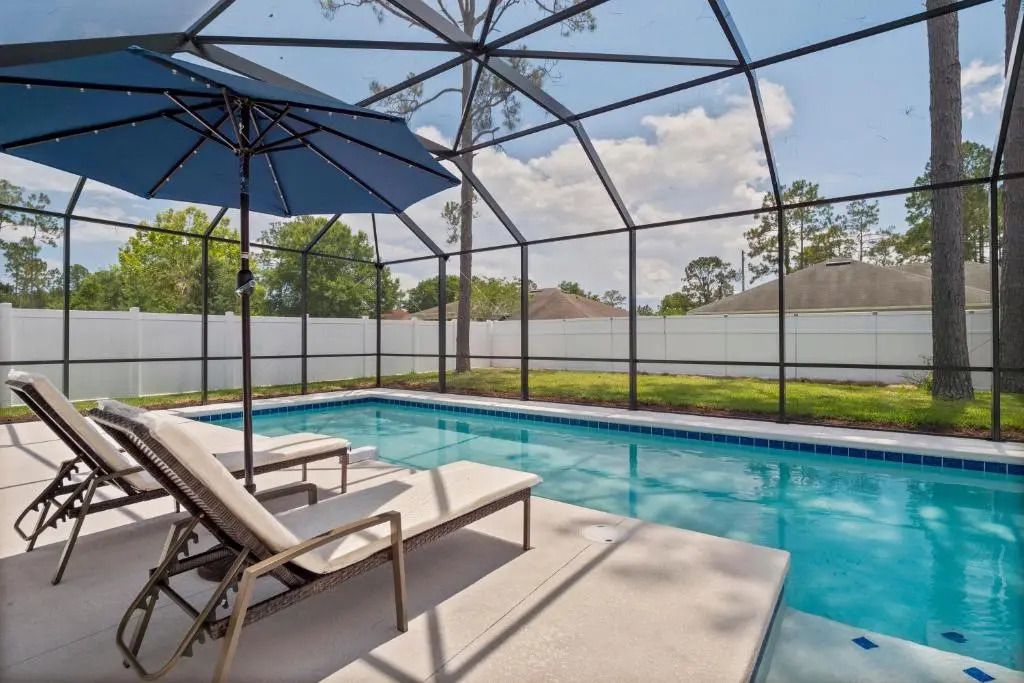 WHISPERING PALM Newly renovated cozy fenced in pool home - sleeps 8