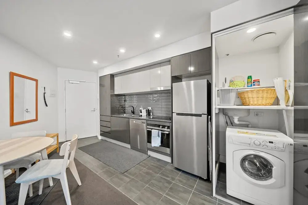 Light-filled 1-bed Apartment With Pool & Gym