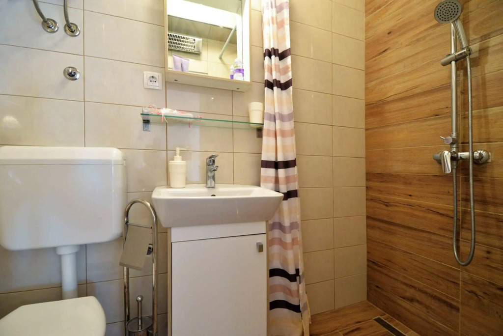 Beach apartment KATE with sea view, balcony and parking, MURTER, DALMATIA
