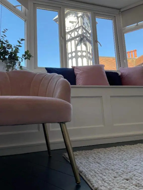 The Clock Tower Apartment - Large, Modern, 2 bed apartment, Southsea with Free parking - sleeps 4
