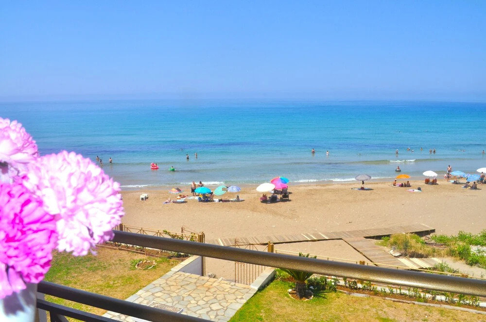 Beachfront 4-bed Luxury Suite - Agios Gordios Corfu Greece