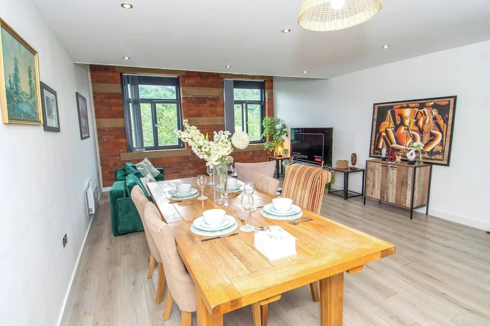 Charming 2-bedroom Apartment in Bradford With City Views