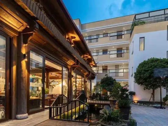 Lijiang Yage Bieyuan Homestay (Gucheng Bailong Cultural Square)