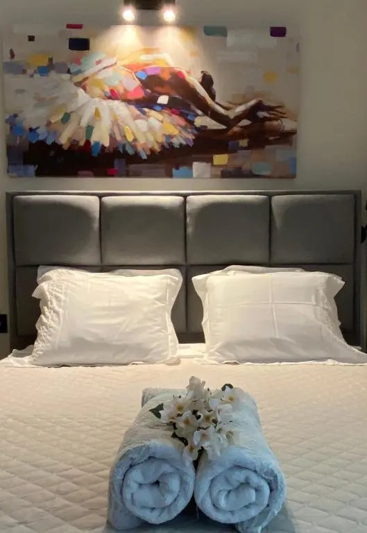 IvArt, City Center, Lux 2BR apartment, 2 Queen Size Beds