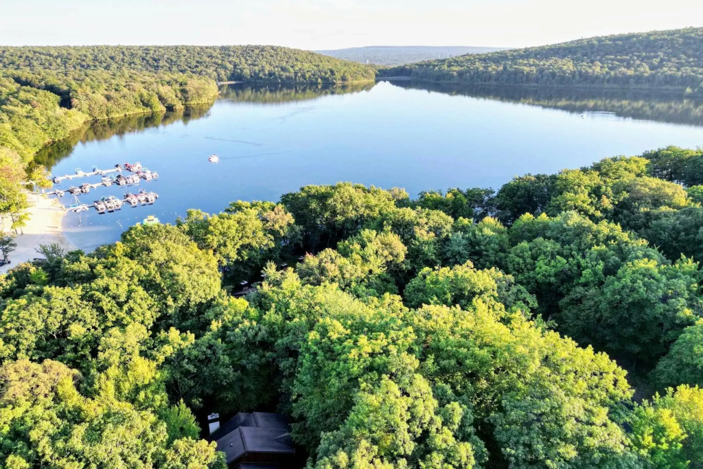 Boulder Pointe by Avantstay Deck & Forest Views, Boulder Lake Club Passes