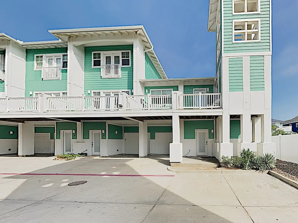 3BR Townhome with Tower Views by RedAwning