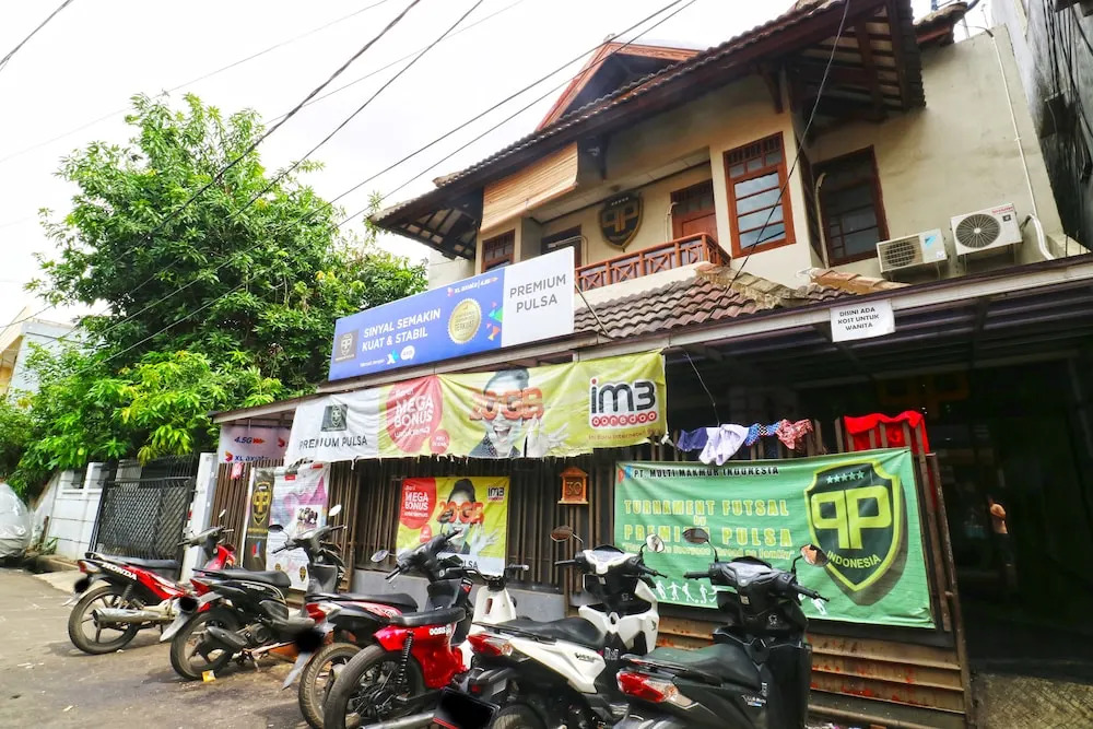 Premium Senen Guesthouse - Female Only