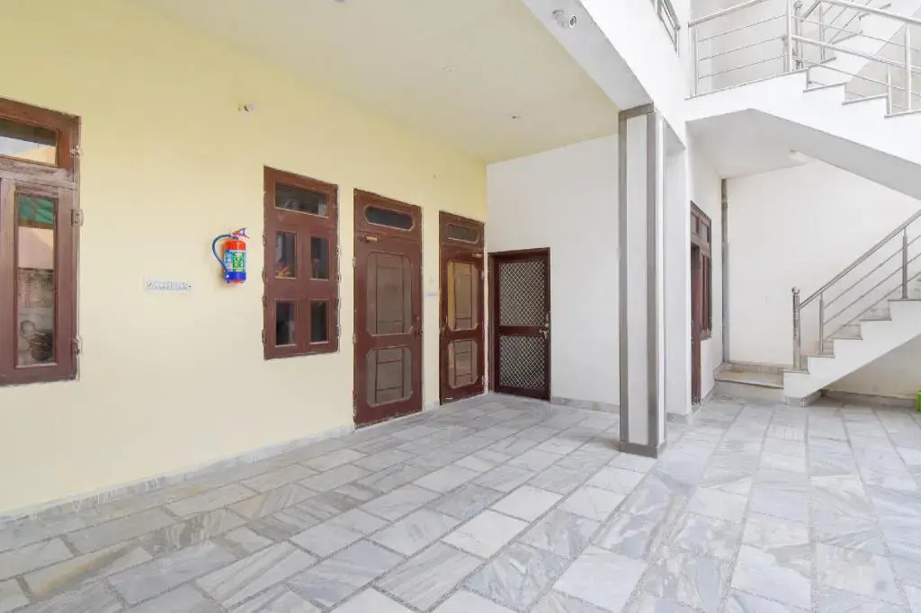 Rlt Pg by OYO Rooms