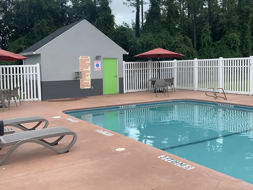 Magnolia Inn Extended Stay of Kingsland - New 2025 - Book a Kitchen Room - 12 Noon Check Out - 4K Black Beds - Saltwater-Mineral Pool open until 4AM - 24-7 Front Desk - LUXE Coffee Bar Award Winning Inn - Save by phone - 912-576-4777