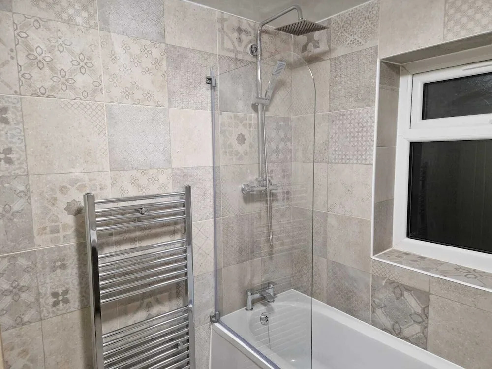 Stunning 3-bed Home Near City Centre, Chic Comfort