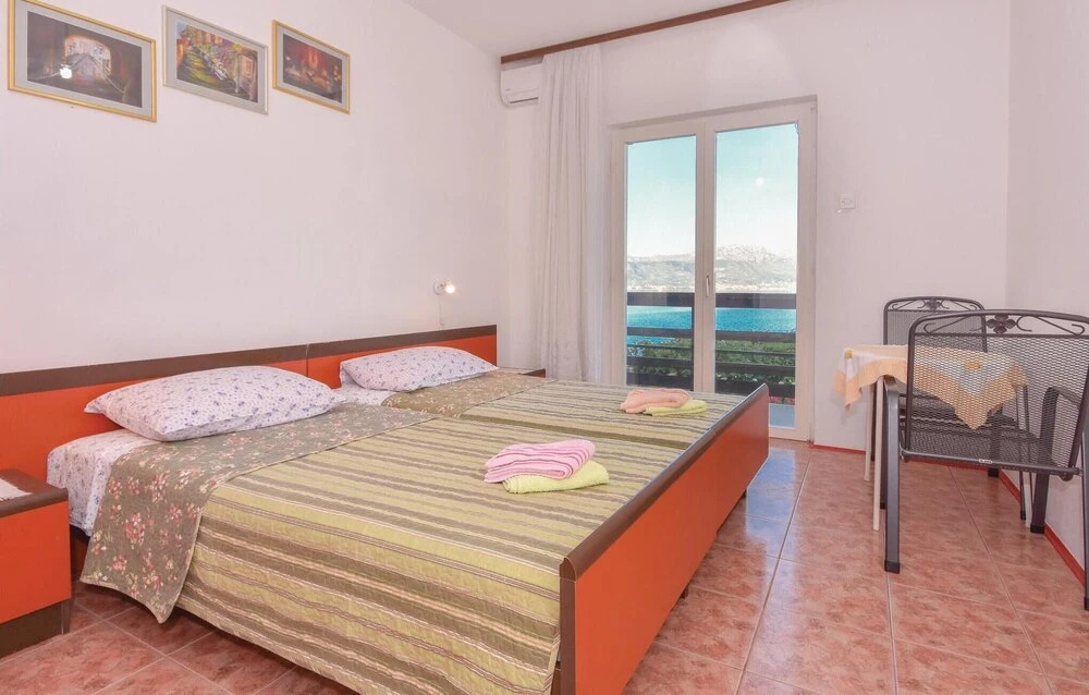 Nice Home in Slatine with Hot Tub, WiFi & 6 Bedrooms