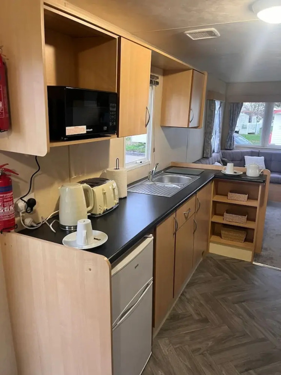 3 Bedroom Caravan - Sleeps 8 - Parking, Wifi, Pool