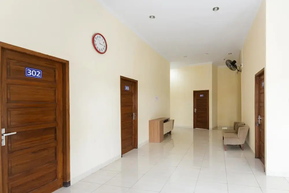 RedDoorz Syariah near Purwosari Train Station