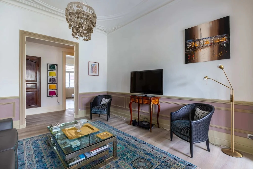 Bright 3BR Apartment With Garden in Gambetta