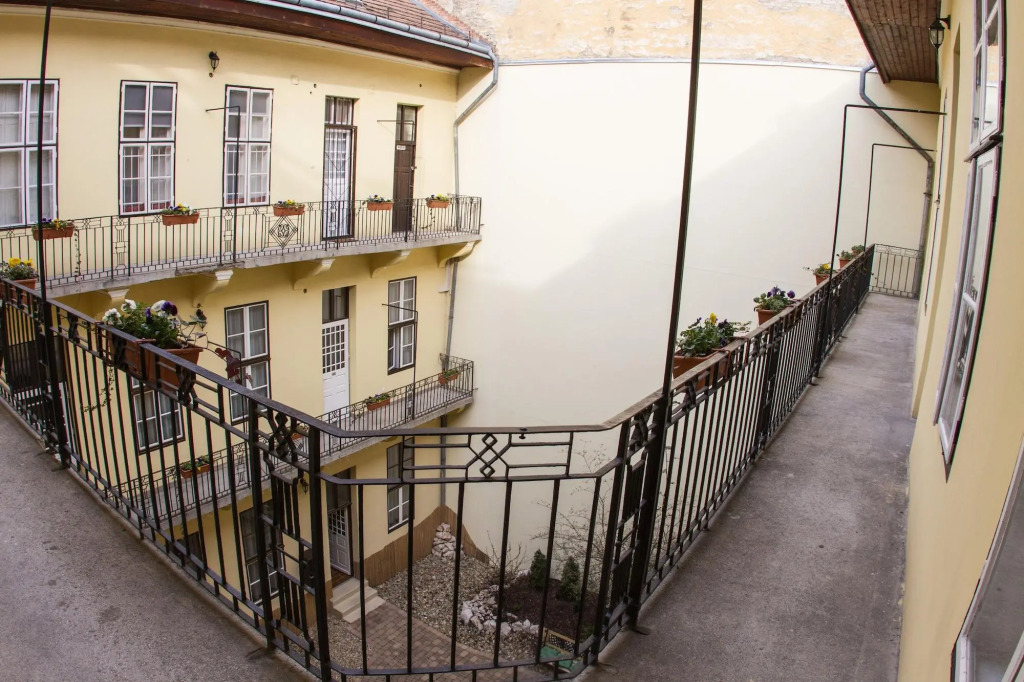 Central Hotel 21