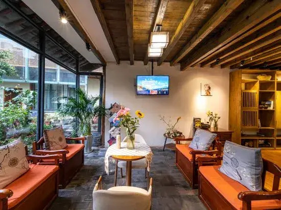Yixing Thatched Cottage Inn (Lijiang Old Town Dashuiche Branch)