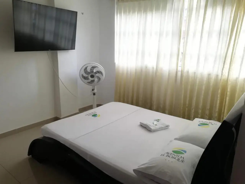 Hotel Avenida El Bosque a 2 cuadras de la clínica foscal y cardiovascular,HIC,Unab