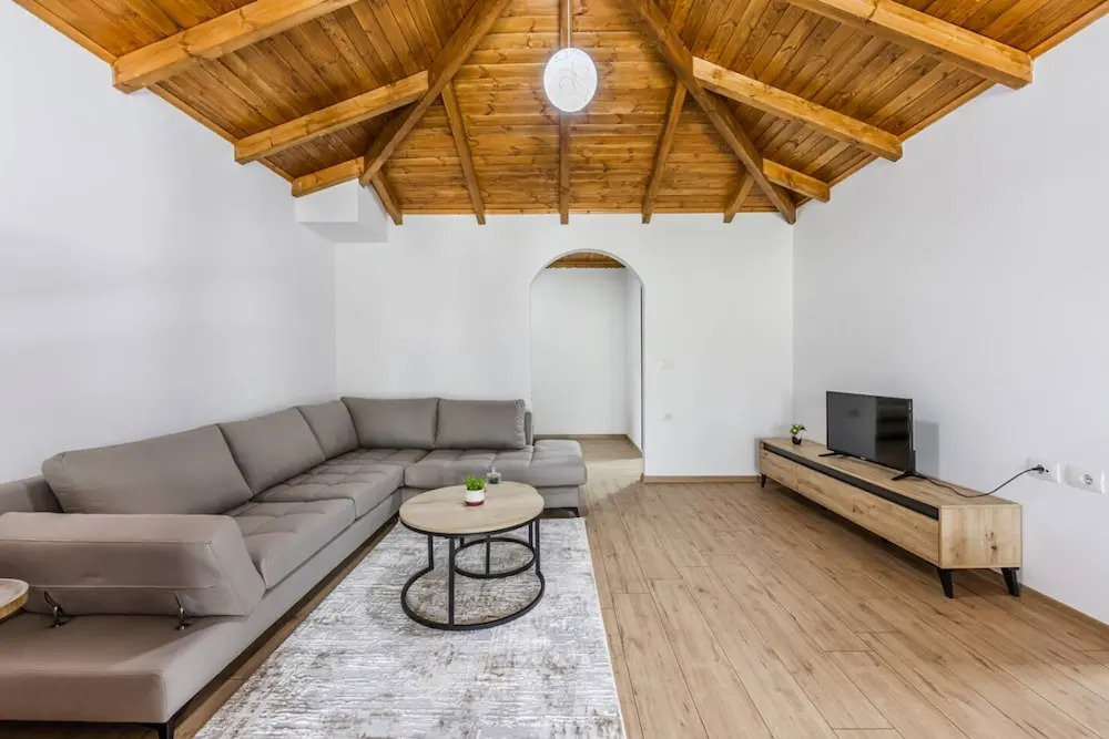 Hillside Apartment Gjirokast r 2BR With Balcony