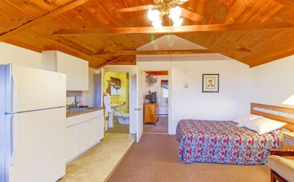 Half Moon Motel & Cottages