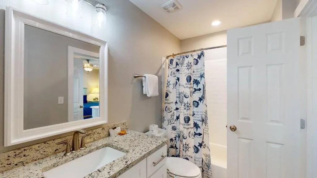 AH-J137 Newly Remodeled First Floor Condo, Shared Pool & Hot Tub